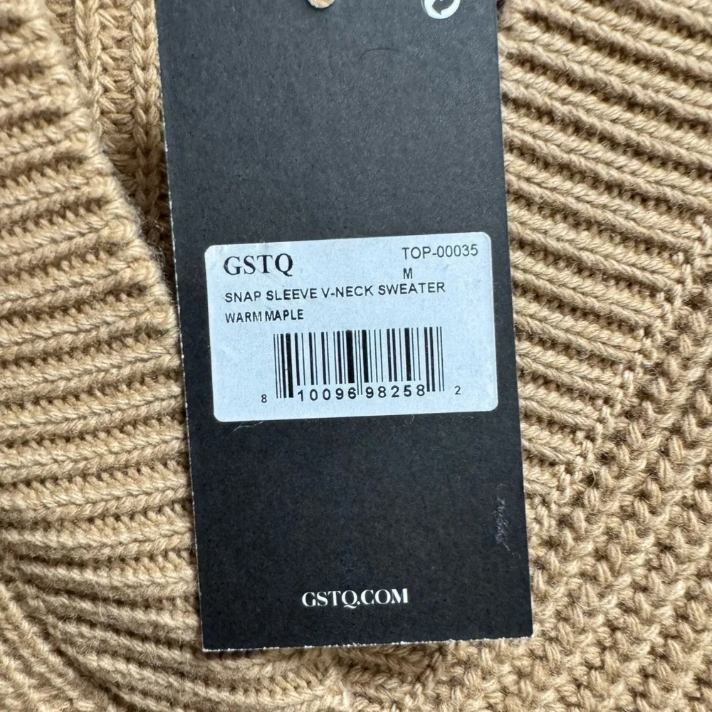 NWT GSTQ Women's Snap Sleeve V Neck Sweater